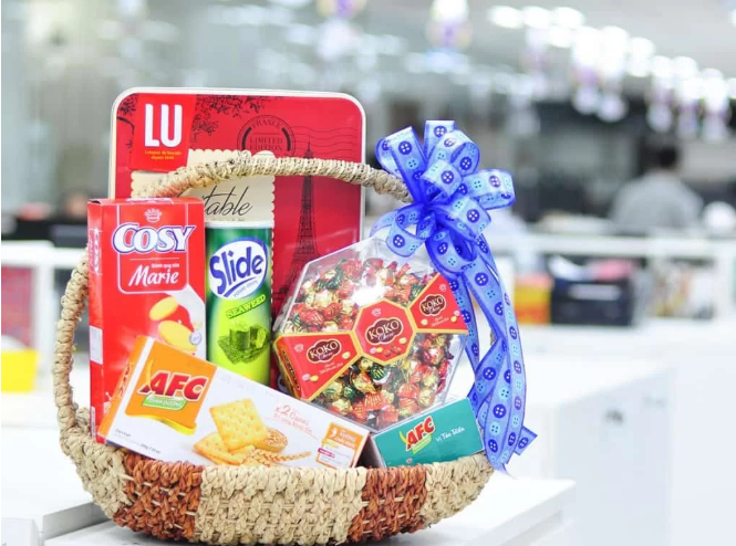 Hướng dẫn chi tiết cách làm giỏ quà Tết đơn giản và đẹp mắt