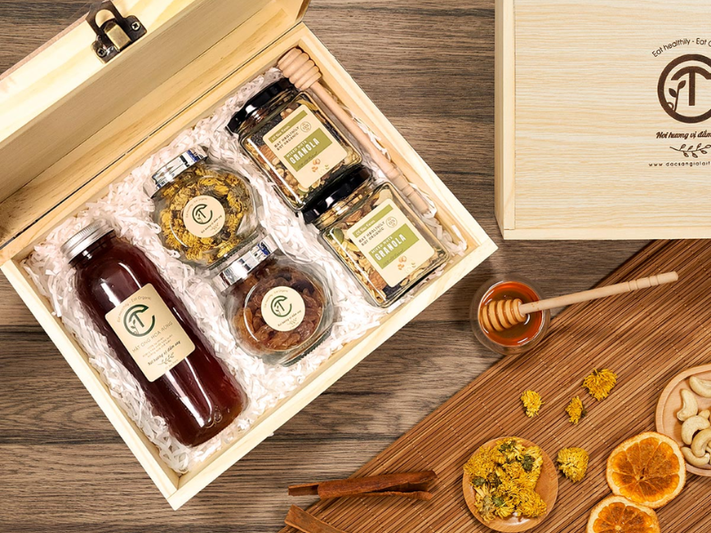Cách chọn hộp quà Tết cao cấp phù hợp từng đối tượng: Sếp, đối tác, người thân Hộp quà Tết gia đình an khang