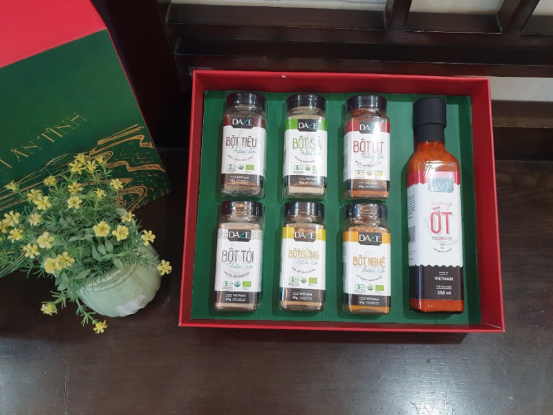 Top 10 mẫu quà Tết cho doanh nghiệp sang trọng, dễ ghi điểm với đối tác 2025 Set quà “Sống Xanh - Tết An”